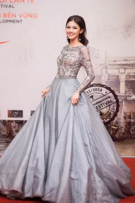 Top 10 trang phuc dep nhat su kien giai tri thang 11 - Anh 5