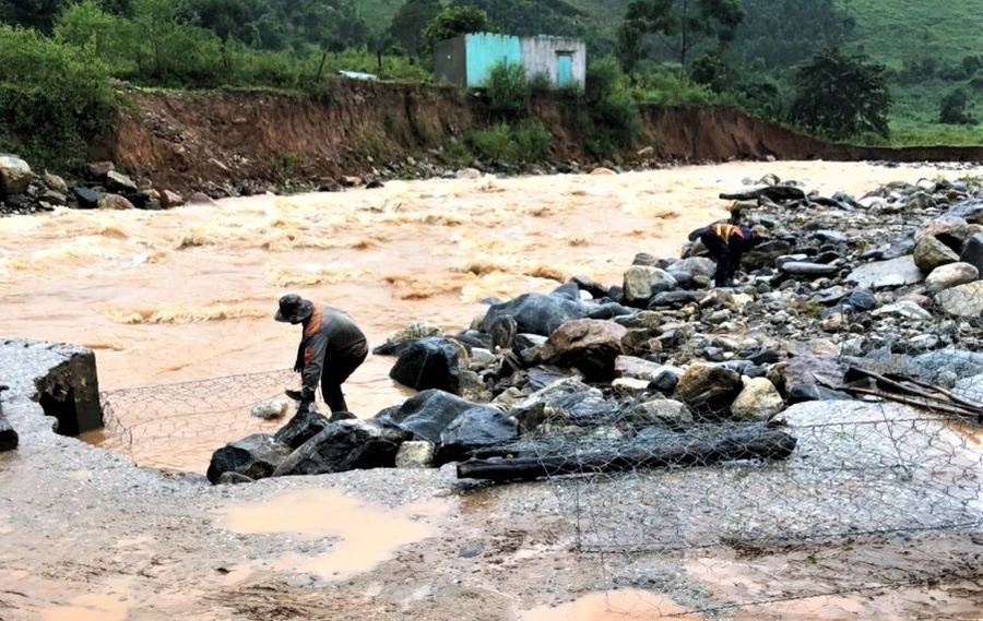 Chính quyền khuyến cáo người dân không qua sông suối khi có mưa to, gió lớn và ẩn nấp khi có giông sét.