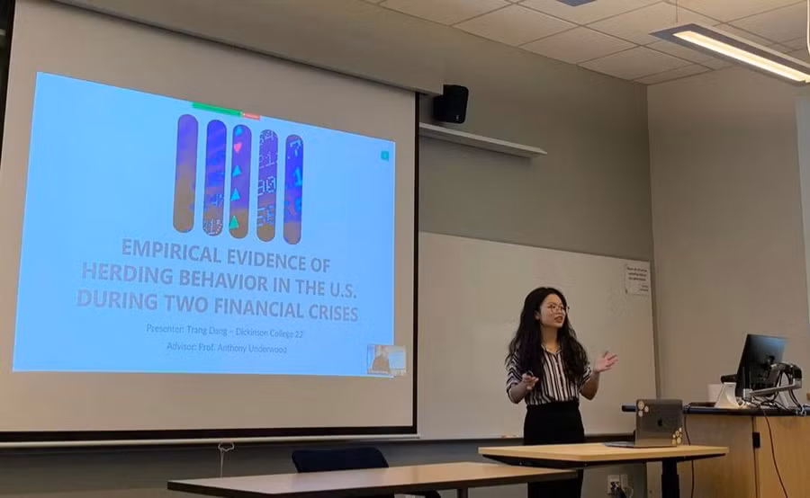 Hương Trang trong buổi bảo vệ đề tài nghiên cứu khoa học về hành vi bầy đàn trên thị trường chứng khoán ở Mỹ