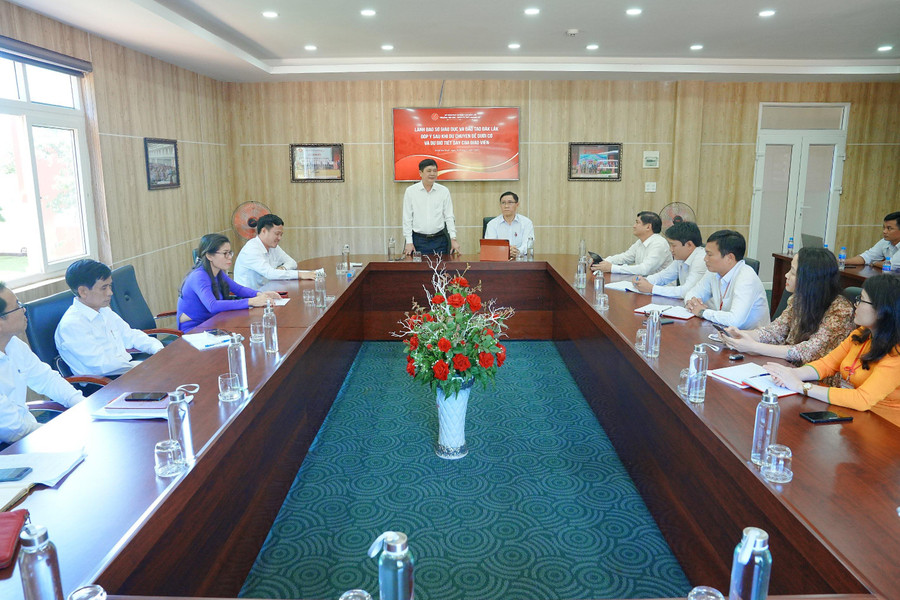 Giám đốc Sở GD&ĐT Phạm Đăng Khoa phát biểu với tập thể lãnh đạo Trường TH, THCS & THPT Hoàng Việt. Giám đốc Sở GD&ĐT Phạm Đăng Khoa phát biểu với tập thể lãnh đạo Trường TH, THCS & THPT Hoàng Việt.