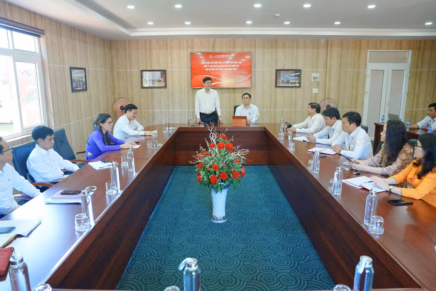 Giám đốc Sở GD&ĐT Phạm Đăng Khoa phát biểu với tập thể lãnh đạo Trường TH, THCS & THPT Hoàng Việt.