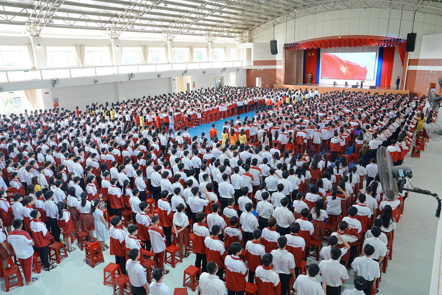 Học sinh dự chuyên đề sinh hoạt dưới cờ tại Trường TH, THCS và THPT Hoàng Việt. Học sinh dự chuyên đề sinh hoạt dưới cờ tại Trường TH, THCS và THPT Hoàng Việt.