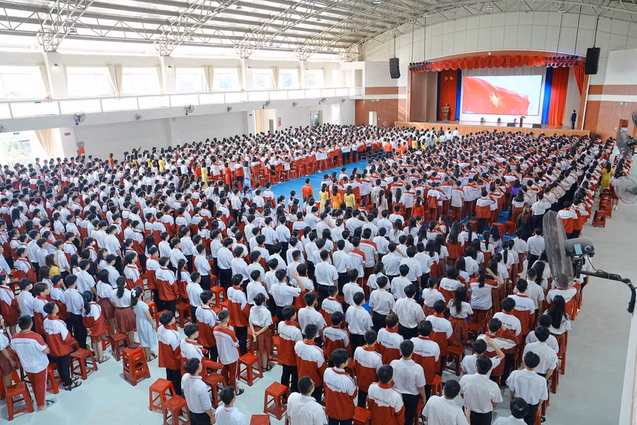 Học sinh dự chuyên đề sinh hoạt dưới cờ tại Trường TH, THCS và THPT Hoàng Việt.