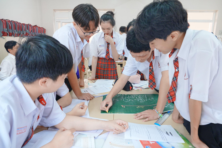 Dưới sự hướng dẫn của giáo viên, học sinh tự tin khám phá, phát triển phẩm chất, năng lực học tập của mình. Dưới sự hướng dẫn của giáo viên, học sinh tự tin khám phá, phát triển phẩm chất, năng lực học tập của mình.
