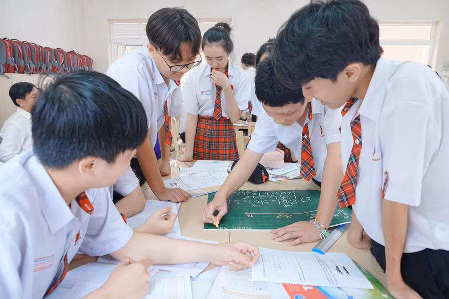 Dưới sự hướng dẫn của giáo viên, học sinh tự tin khám phá, phát triển phẩm chất, năng lực học tập của mình.