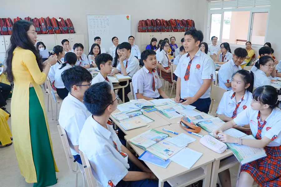 Giáo viên hướng dẫn học sinh ở môn tiếng Anh với chủ đề "Shopping".