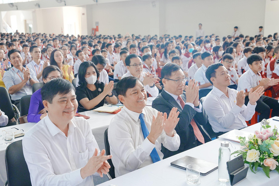 Giám đốc Sở GD&ĐT Đắk Lắk dự chuyên đề sinh hoạt dưới cờ tại Trường TH, THCS và THPT Hoàng Việt. Giám đốc Sở GD&ĐT Đắk Lắk dự chuyên đề sinh hoạt dưới cờ tại Trường TH, THCS và THPT Hoàng Việt.