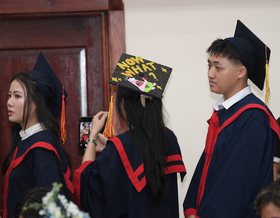 Nhiều bạn sinh viên lên nhận trang trí chiếc mũ cử nhân muốn lưu giữ lại khoảnh khắc nhận bằng theo một cách riêng. Nhiều bạn sinh viên lên nhận trang trí chiếc mũ cử nhân muốn lưu giữ lại khoảnh khắc nhận bằng theo một cách riêng.