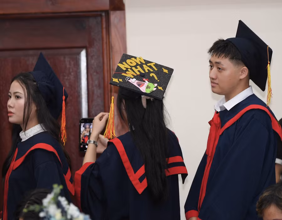 Nhiều bạn sinh viên lên nhận trang trí chiếc mũ cử nhân muốn lưu giữ lại khoảnh khắc nhận bằng theo một cách riêng.