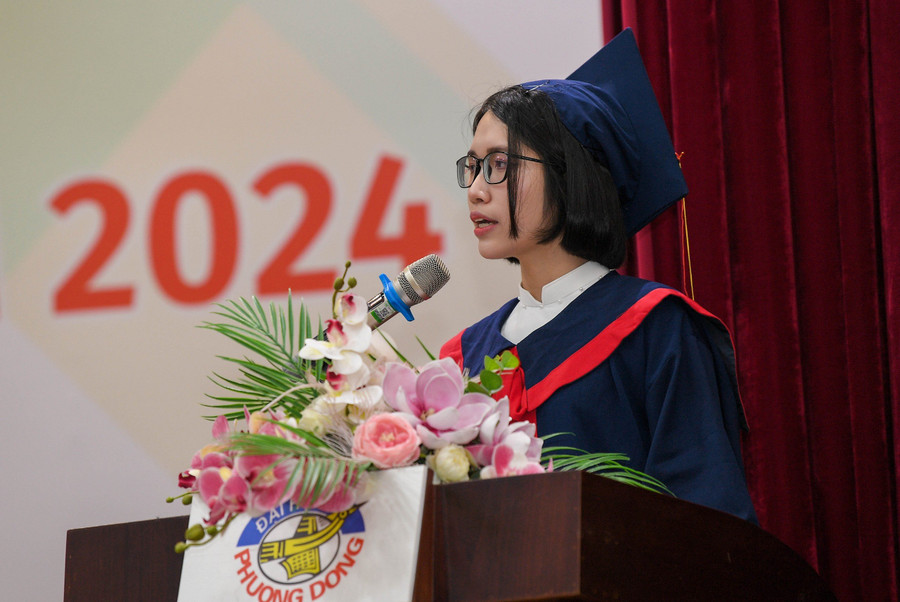 Tân cử nhân Nguyễn Bích Ngọc - UV BCH đoàn trường, Chủ tịch Hội Sinh viên trường – Sinh viên tốt nghiệp loại Giỏi – Sinh viên hoạt động phong trào xuất sắc toàn khoá học phát biểu tại buổi lễ. Tân cử nhân Nguyễn Bích Ngọc - UV BCH đoàn trường, Chủ tịch Hội Sinh viên trường – Sinh viên tốt nghiệp loại Giỏi – Sinh viên hoạt động phong trào xuất sắc toàn khoá học phát biểu tại buổi lễ.