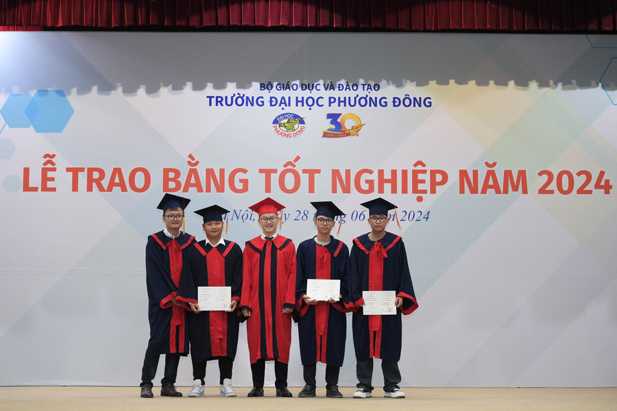 Các bạn sinh viên khoa Khoa Kiến trúc công trình nhận bằng tốt nghiệp. Các bạn sinh viên khoa Khoa Kiến trúc công trình nhận bằng tốt nghiệp.