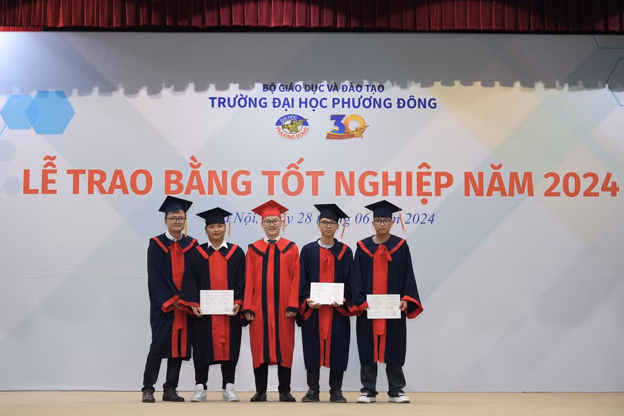 Các bạn sinh viên khoa Khoa Kiến trúc công trình nhận bằng tốt nghiệp.