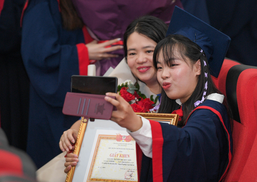 Niềm vui của các bạn sinh viên cùng gia đình tại buổi lễ. Niềm vui của các bạn sinh viên cùng gia đình tại buổi lễ.