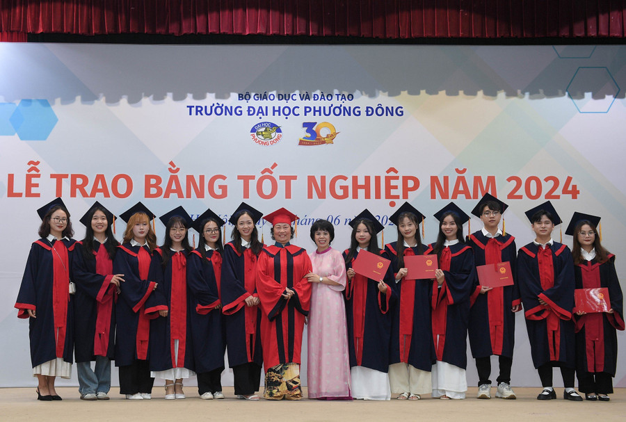 Ngày hôm nay đánh dấu một nốt son trong cuộc đời các bạn sinh viên, các tân kỹ sư, tân cử nhân bước sang một trang mới với việc tiếp tục một cuộc sống độc lập, tự chăm lo cho chính bản thân mình. Ngày hôm nay đánh dấu một nốt son trong cuộc đời các bạn sinh viên, các tân kỹ sư, tân cử nhân bước sang một trang mới với việc tiếp tục một cuộc sống độc lập, tự chăm lo cho chính bản thân mình.