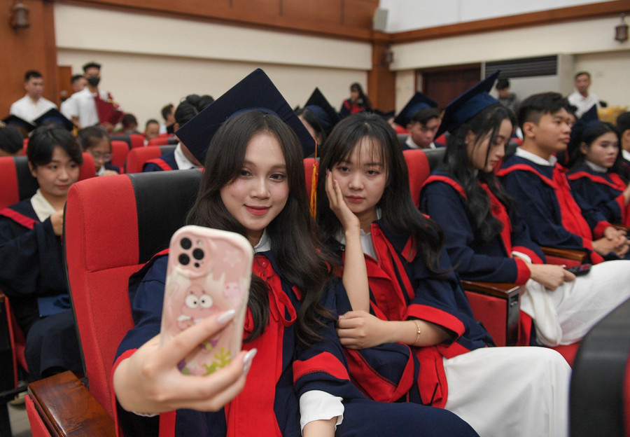 Các bạn tân cử nhân tự tin, tỏa sáng trong ngày nhận bằng tốt nghiệp. Các bạn tân cử nhân tự tin, tỏa sáng trong ngày nhận bằng tốt nghiệp.