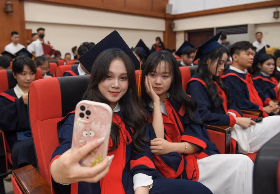 Các bạn tân cử nhân tự tin, tỏa sáng trong ngày nhận bằng tốt nghiệp.