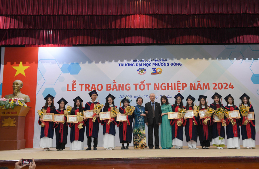 Các bạn sinh viên nhận bằng khen của nhà trường vì đã có thành tích loại Giỏi. Các bạn sinh viên nhận bằng khen của nhà trường vì đã có thành tích loại Giỏi.