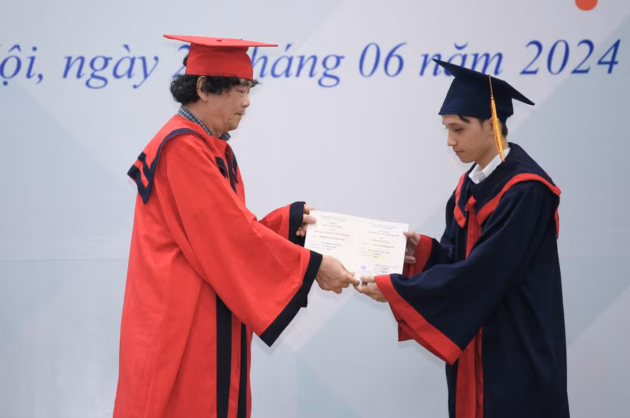 Các bạn tân kỹ sư, tân cử nhân tỏa sáng khi cầm trên tay tấm bằng tốt nghiệp.