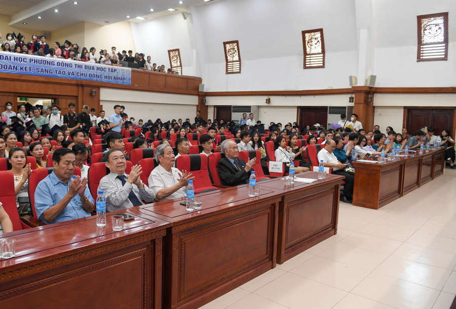 Các đại biểu cùng sinh viên và gia đình có mặt tại buổi lễ. Các đại biểu cùng sinh viên và gia đình có mặt tại buổi lễ.