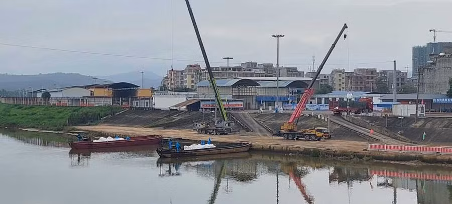 Những đò hàng bột sắn đầu tiên xuất khẩu sang Trung Quốc qua Cửa khẩu Ka Long - Khu chợ bến biên mậu Đông Hưng.