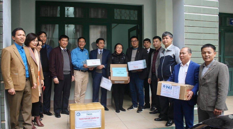 Toàn bộ 1.900 chiếc khẩu trang cùng gần 3000 chai dung dịch nước sát khuẩn, nước súc miệng, 500 chiếc khăn mặt đã được trao tặng ngành Giáo dục tỉnh Vĩnh Phúc