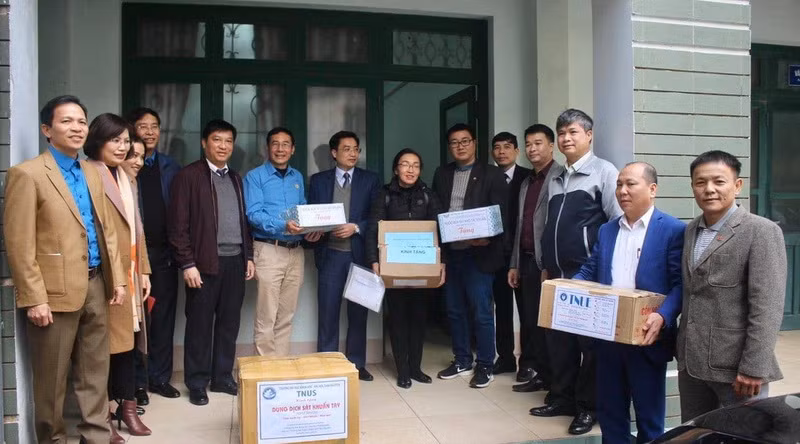 Toàn bộ 1.900 chiếc khẩu trang cùng gần 3000 chai dung dịch nước sát khuẩn, nước súc miệng, 500 chiếc khăn mặt đã được trao tặng ngành Giáo dục tỉnh Vĩnh Phúc