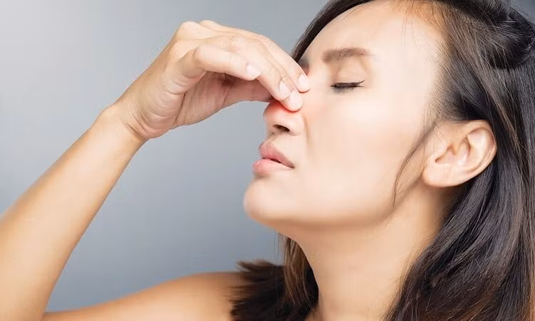 Viêm mũi dị ứng cũng gây ngứa họng ngứa tai