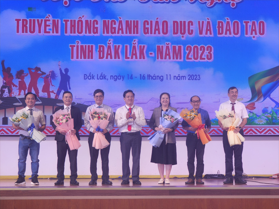 Ban tổ chức tặng hoa cho các thành viên Ban Giám khảo Hội thi. (Ảnh: TT) Ban tổ chức tặng hoa cho các thành viên Ban Giám khảo Hội thi. (Ảnh: TT)