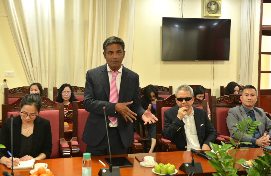 Ông Sandeep Bapna chia sẻ tại buổi tọa đàm. Ông Sandeep Bapna chia sẻ tại buổi tọa đàm.