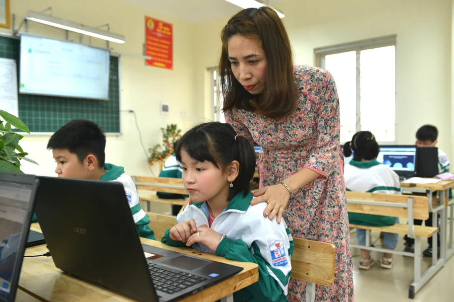 Giáo viên Trường tiểu học Quang Minh B (Mê Linh, Hà Nội) hướng dẫn học sinh học tập trên nền tảng trực tuyến của Khan Academy.