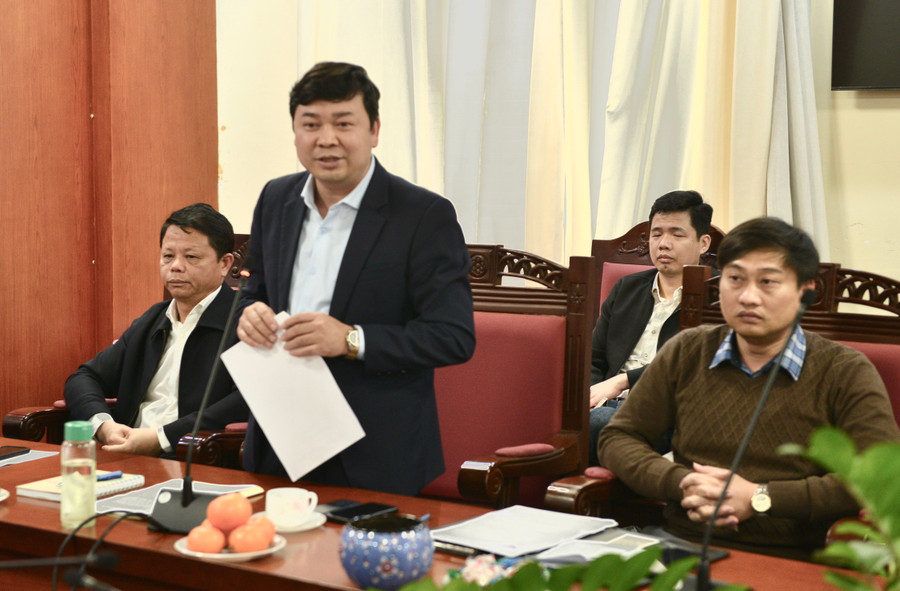 Ông Nguyễn Tiến Dũng trao đổi về kết quả thực hiện trường học mở trên địa bàn. Ông Nguyễn Tiến Dũng trao đổi về kết quả thực hiện trường học mở trên địa bàn.