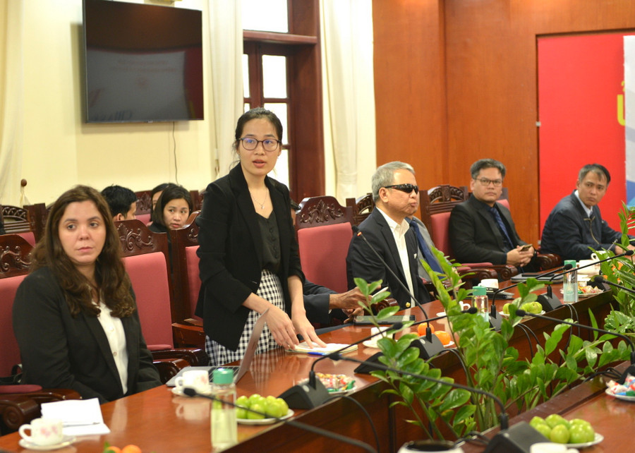 Cô Lê Thị Hải Thanh báo cáo hoạt động của Chương trình Khan Academy tiếng Việt. Cô Lê Thị Hải Thanh báo cáo hoạt động của Chương trình Khan Academy tiếng Việt.