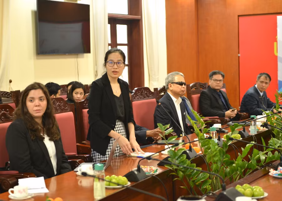 Cô Lê Thị Hải Thanh báo cáo hoạt động của Chương trình Khan Academy tiếng Việt. Cô Lê Thị Hải Thanh báo cáo hoạt động của Chương trình Khan Academy tiếng Việt.