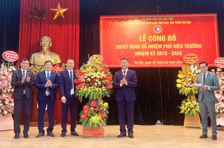 Lãnh đạo Trường ĐH Sư phạm Thể dục thể thao Hà Nội tặng hoa chúc mừng tân Phó Hiệu trưởng TS Nguyễn Mạnh Toàn.