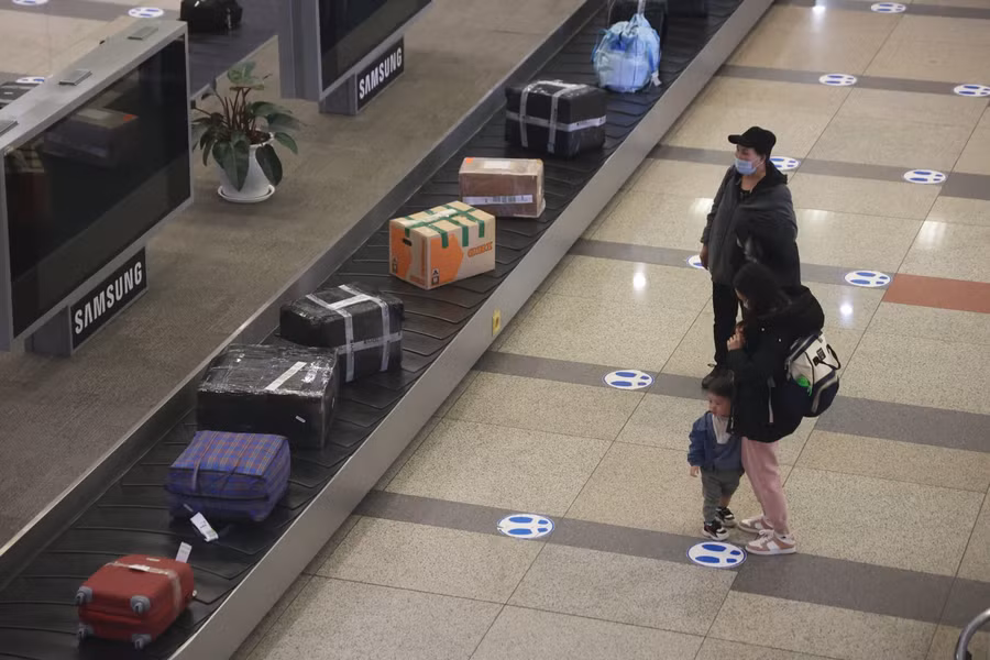 Chuyến bay đưa 300 người Việt sơ tán qua Ba Lan đã về nước an toàn ảnh 3