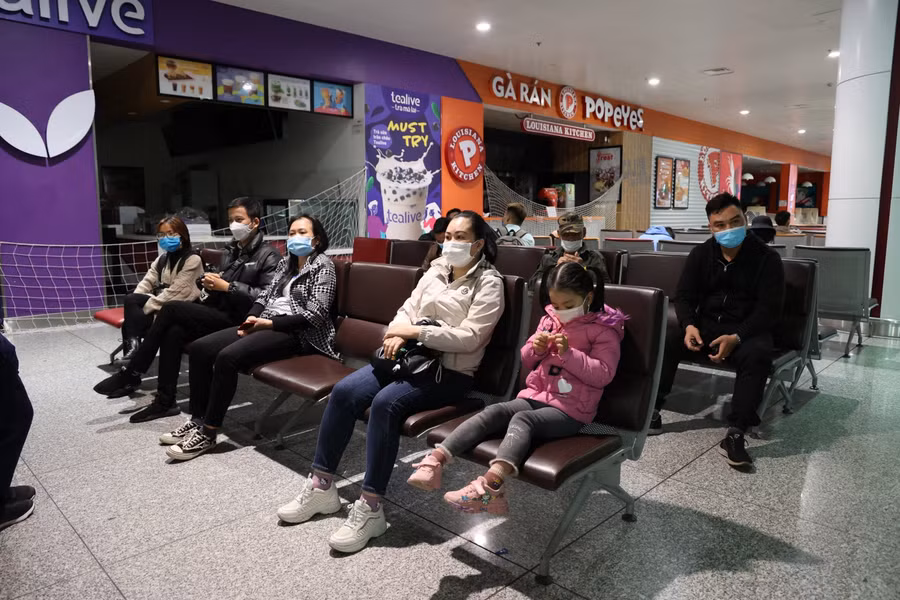 Ngay từ rất sớm người nhà của những người dân về nước đã có mặt tại sân bay Nội Bài để đón.