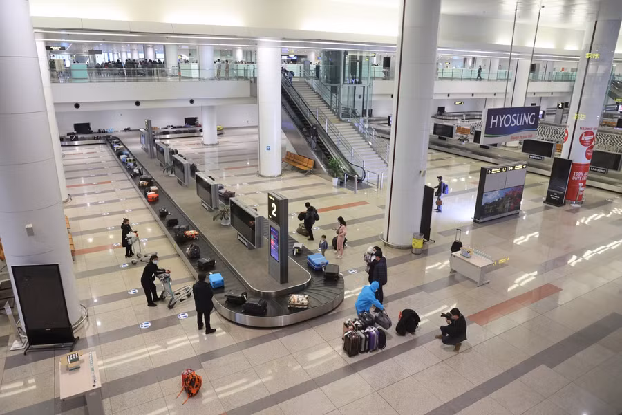 “Để tạo thuận lợi cho chuyến bay, chúng tôi đã tích cực làm việc với Bộ Ngoại giao, Cục hàng không dân dụng Ba Lan để xin phép bay kịp thời; làm việc với Bộ ngoại giao và Biên phòng Ba Lan hỗ trợ những người không có giấy tờ đầy đủ có thể về nước”, Đại sứ đặc mệnh toàn quyền Việt Nam tại Ba Lan – ông Nguyễn Hùng cho biết.