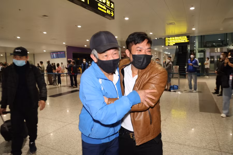 Chuyến bay đưa 300 người Việt sơ tán qua Ba Lan đã về nước an toàn ảnh 8