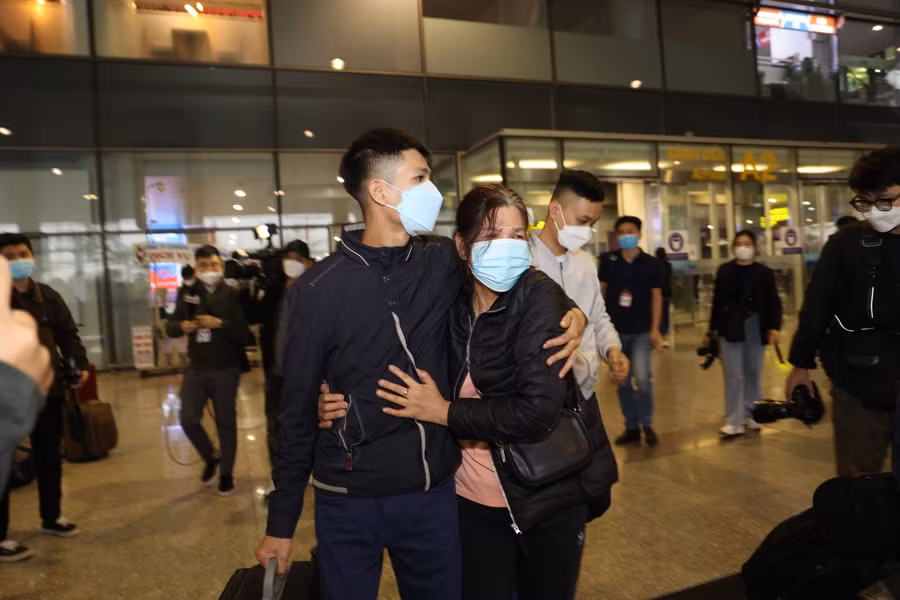 300 bà con người Việt lên tàu bay, trong đó gần một nửa hành khách là trẻ em.