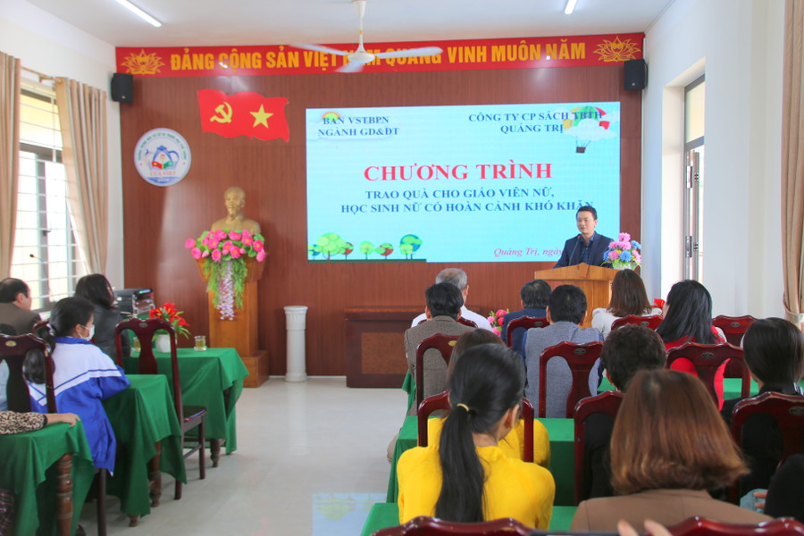 Ban Vì sự tiến bộ phụ nữ Ngành GD&ĐT Quảng Trị phối hợp Công ty CP sách thiết bị trường học Quảng Trị trao quà đến các giáo viên, học sinh nữ. Ban Vì sự tiến bộ phụ nữ Ngành GD&ĐT Quảng Trị phối hợp Công ty CP sách thiết bị trường học Quảng Trị trao quà đến các giáo viên, học sinh nữ.