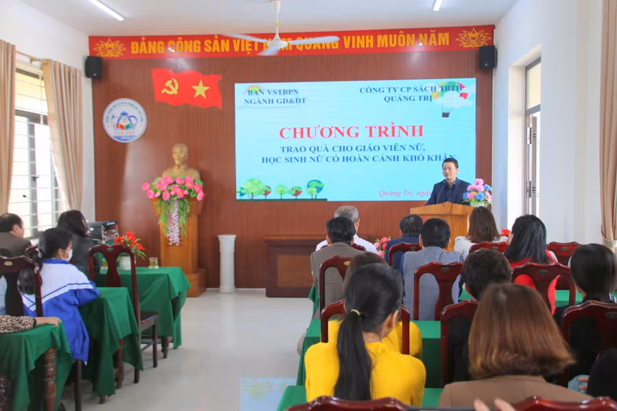 Ban Vì sự tiến bộ phụ nữ Ngành GD&amp;ĐT Quảng Trị phối hợp Công ty CP sách thiết bị trường học Quảng Trị trao quà đến các giáo viên, học sinh nữ.