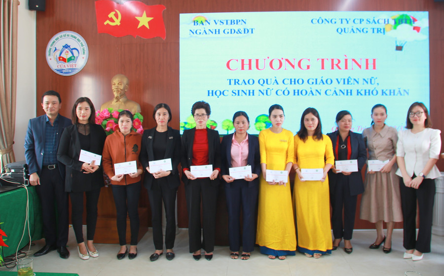 Ông Võ Văn Minh – Phó giám đốc Sở GD&ĐT, Trưởng ban Vì sự tiến bộ phụ nữ Ngành GD&ĐT Quảng Trị tặng quà động viên 10 cô giáo có hoàn cảnh khó khăn. Ông Võ Văn Minh – Phó giám đốc Sở GD&ĐT, Trưởng ban Vì sự tiến bộ phụ nữ Ngành GD&ĐT Quảng Trị tặng quà động viên 10 cô giáo có hoàn cảnh khó khăn.