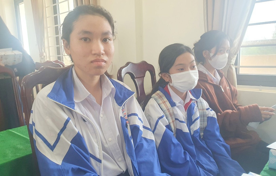 Nữ sinh Nguyễn Lê Mai Phương chia sẻ niềm vui khi nhận được sự quan tâm của ngành giáo dục. Nữ sinh Nguyễn Lê Mai Phương chia sẻ niềm vui khi nhận được sự quan tâm của ngành giáo dục.