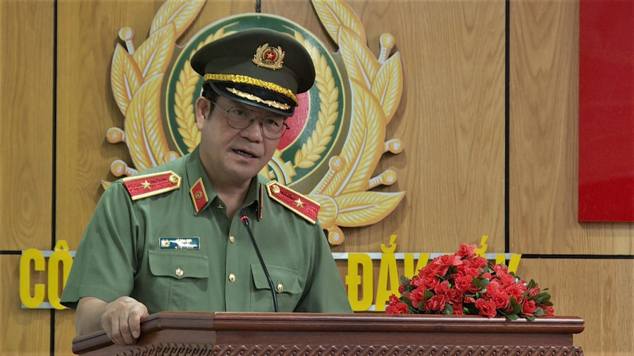 Thiếu tướng Lê Vinh Quy - Giám đốc Công an tỉnh Đắk Lắk đã biểu dương và trao thưởng đột xuất cho các đơn vị (ảnh: SĐ). Thiếu tướng Lê Vinh Quy - Giám đốc Công an tỉnh Đắk Lắk đã biểu dương và trao thưởng đột xuất cho các đơn vị (ảnh: SĐ).