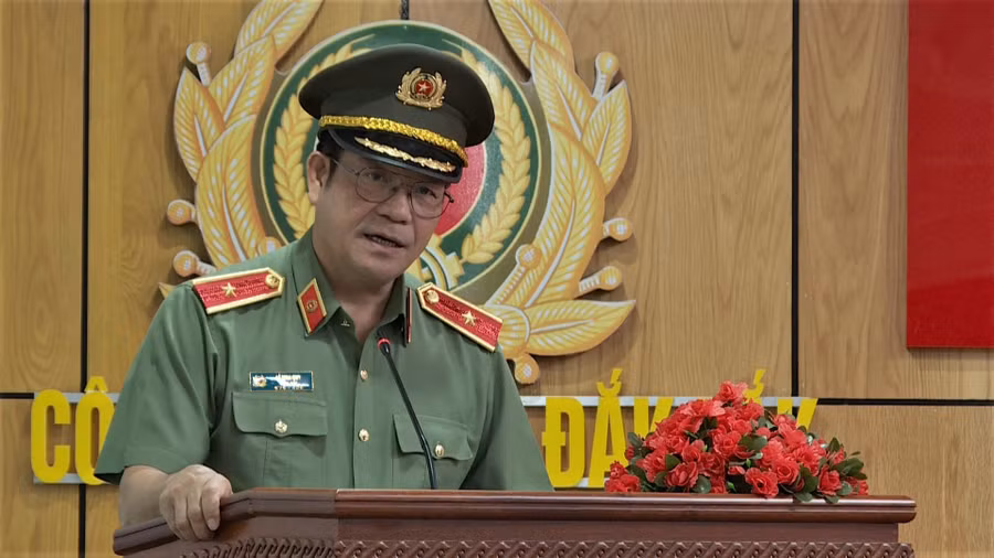 Thiếu tướng Lê Vinh Quy - Giám đốc Công an tỉnh Đắk Lắk đã biểu dương và trao thưởng đột xuất cho các đơn vị (ảnh: SĐ). Thiếu tướng Lê Vinh Quy - Giám đốc Công an tỉnh Đắk Lắk đã biểu dương và trao thưởng đột xuất cho các đơn vị (ảnh: SĐ).