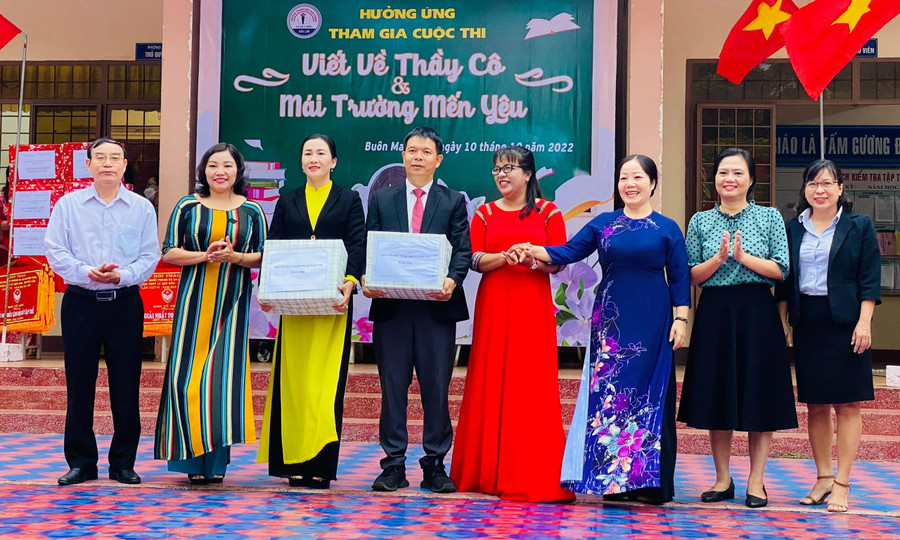 Ban tổ chức trao tặng 50 đầu sách cho Trường THPT Lê Quý Đôn. Ban tổ chức trao tặng 50 đầu sách cho Trường THPT Lê Quý Đôn.