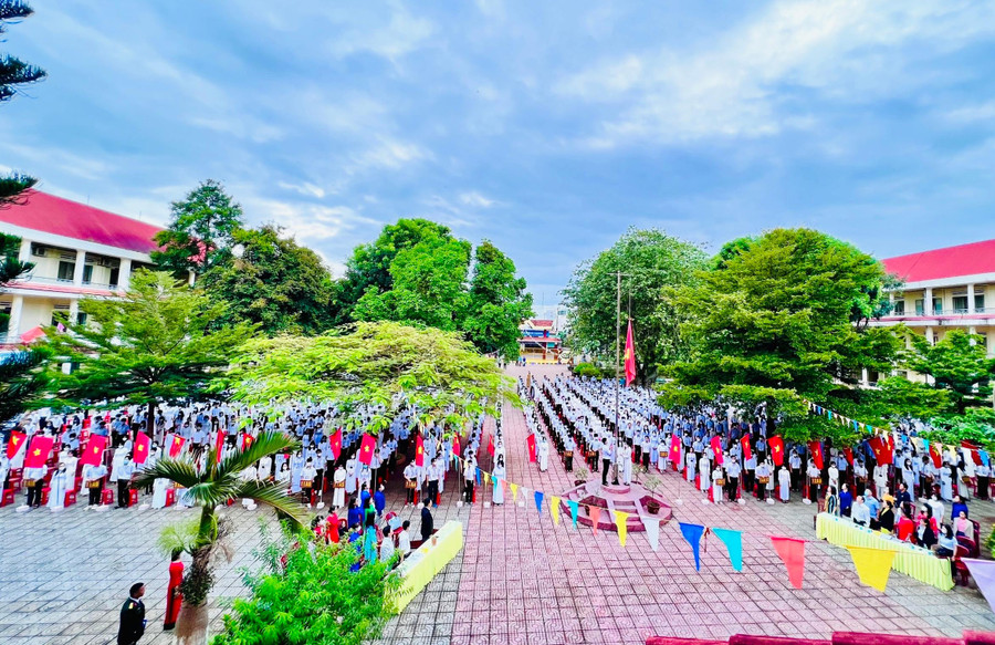 Hơn 1.000 học sinh, cán bộ, giáo viên dự lễ phát động Cuộc thi. Hơn 1.000 học sinh, cán bộ, giáo viên dự lễ phát động Cuộc thi.