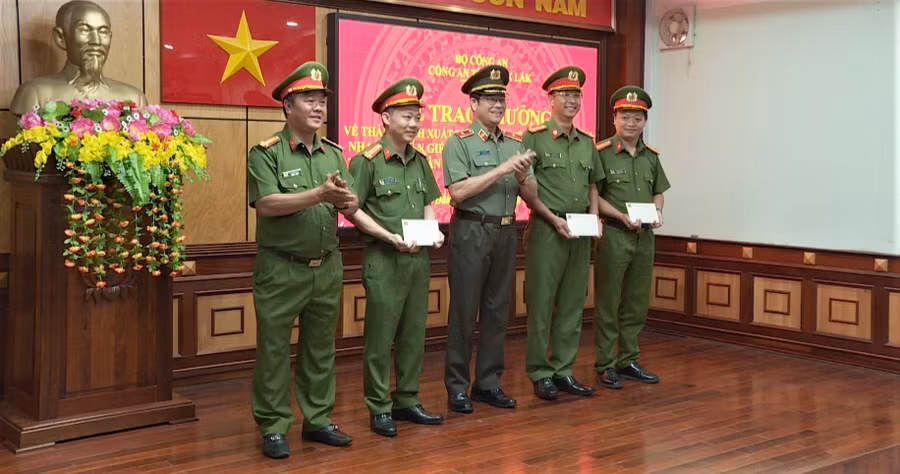 Thưởng nóng các đơn vị phá án (ảnh: SĐ).