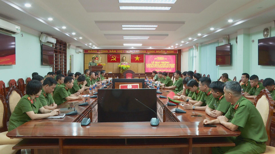 Công an tỉnh Đắk Lắk thưởng nóng các đơn vị tham gia bắt nhanh đối tượng gây án (ảnh: SĐ). Công an tỉnh Đắk Lắk thưởng nóng các đơn vị tham gia bắt nhanh đối tượng gây án (ảnh: SĐ).