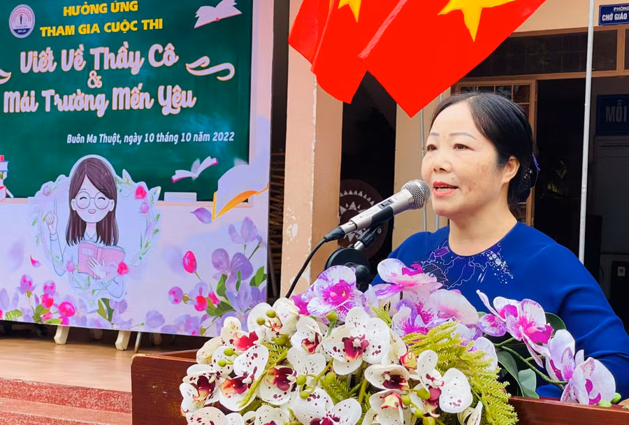 Đại diện cán bộ, giáo viên, nhân viên hưởng ứng Cuộc thi.